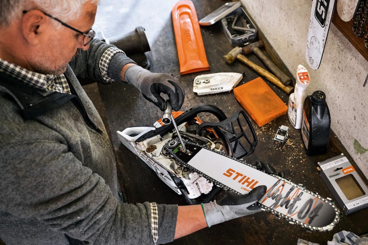 Un revendeur STIHL s’occupe de l’entretien d’une tronçonneuse STIHL