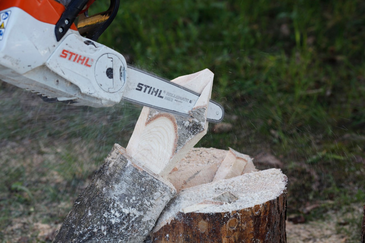 Une tronçonneuse à batterie STIHL MSA 140 C utilisée pour ajouter des détails à une flamme sculptée dans un rondin