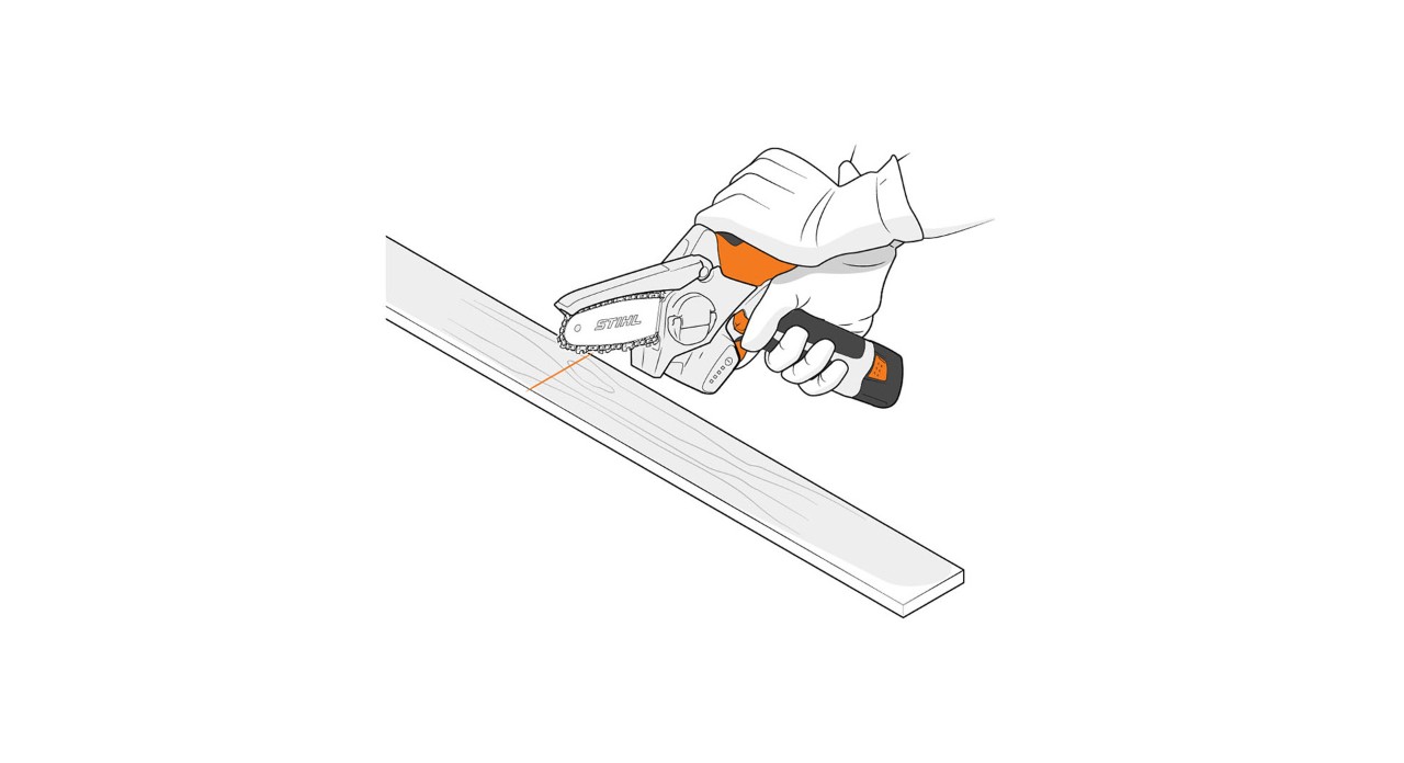 Une personne scie une planche avec la scie de jardin STIHL GTA 26