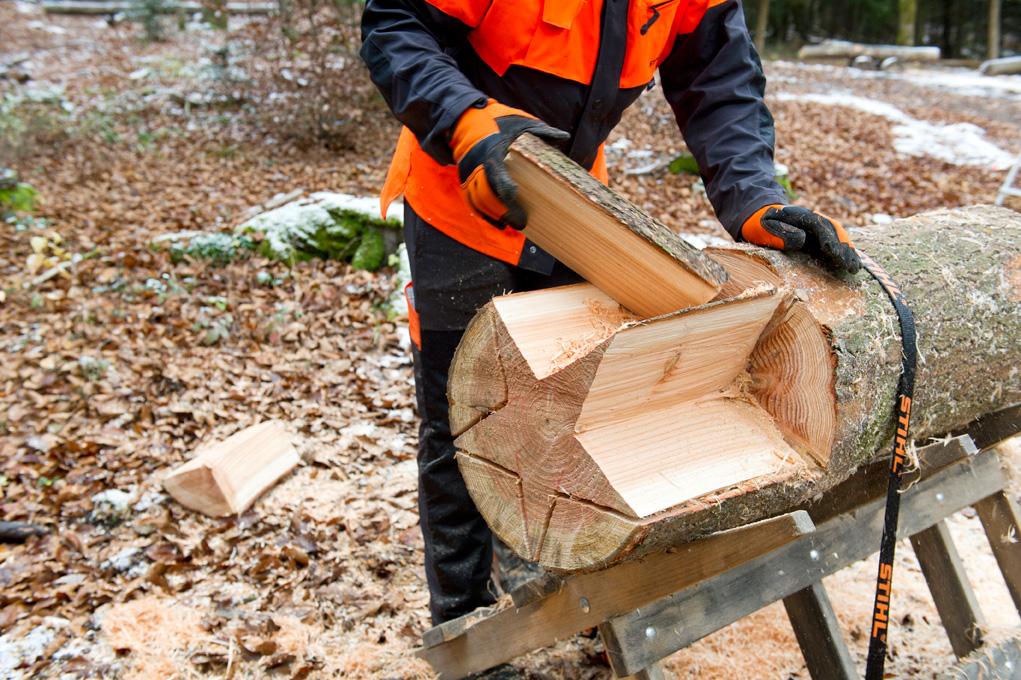 Fabrication d’une étoile en bois dans un tronc d’arbre et retrait des excédents de bois