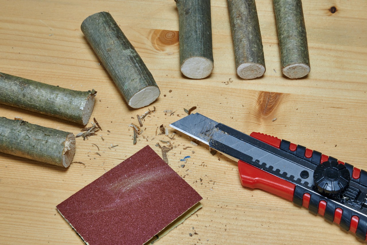 Fabrication d’une décoration en forme de cœur à partir d’une branche : morceaux de bois, de papier de verre et cutter