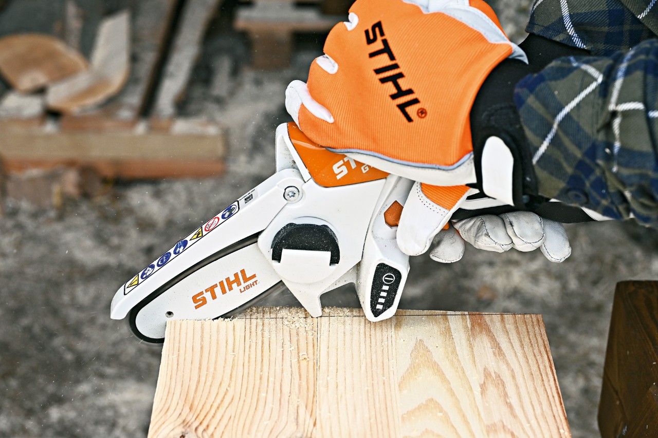 Une scie de jardin sans fil STIHL GTA 26 est utilisée pour couper les bords inclinés des parois de l’abri pour hérisson