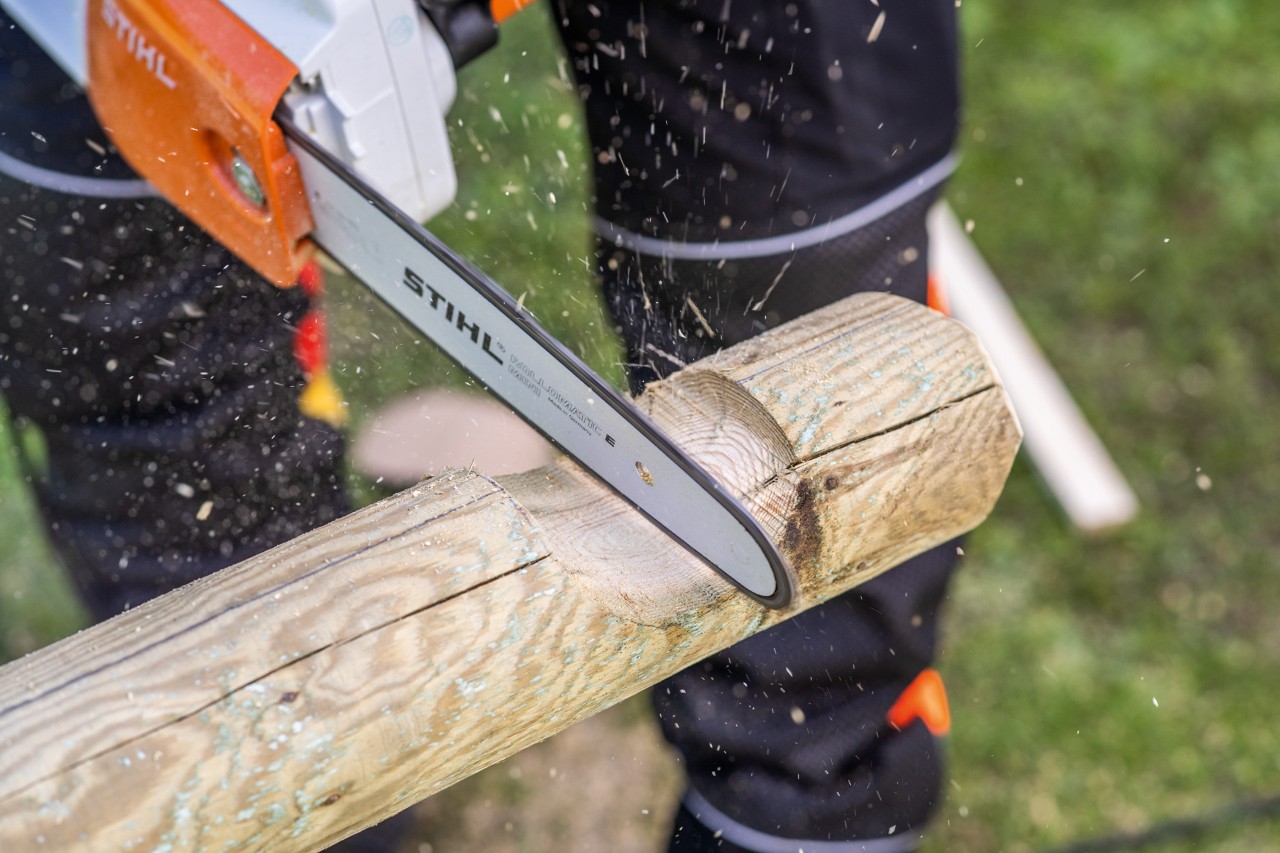 Découpe d’une emboîture dans un rondin à l’aide d’une tronçonneuse STIHL