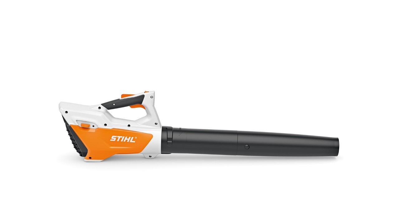 Souffleur à batterie STIHL BGA 45 pour nettoyage rapide et efficace des espaces réduits dans les petits jardins.