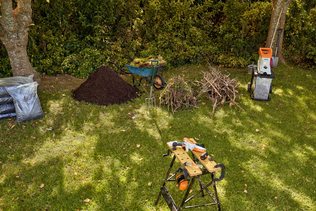 Matériaux pour remplir un potager surélevé : un broyeur de jardin électrique STIHL GHE 140, des déchets végétaux