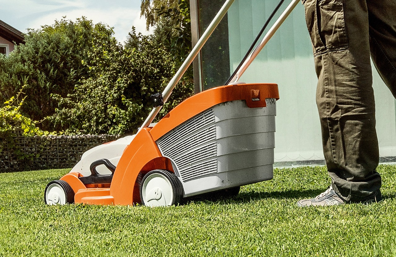 Tondeuse à batterie STIHL RMA 339, un outil silencieux et écologique pour tondre la pelouse sans fil.