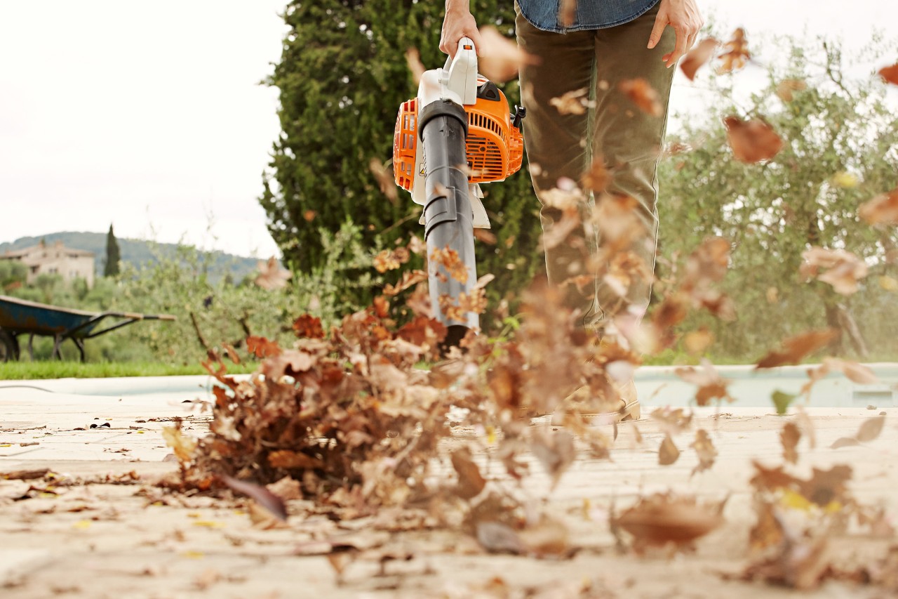 Des feuilles sont déblayées à l’aide d’un souffleur à feuilles STIHL BG 56.