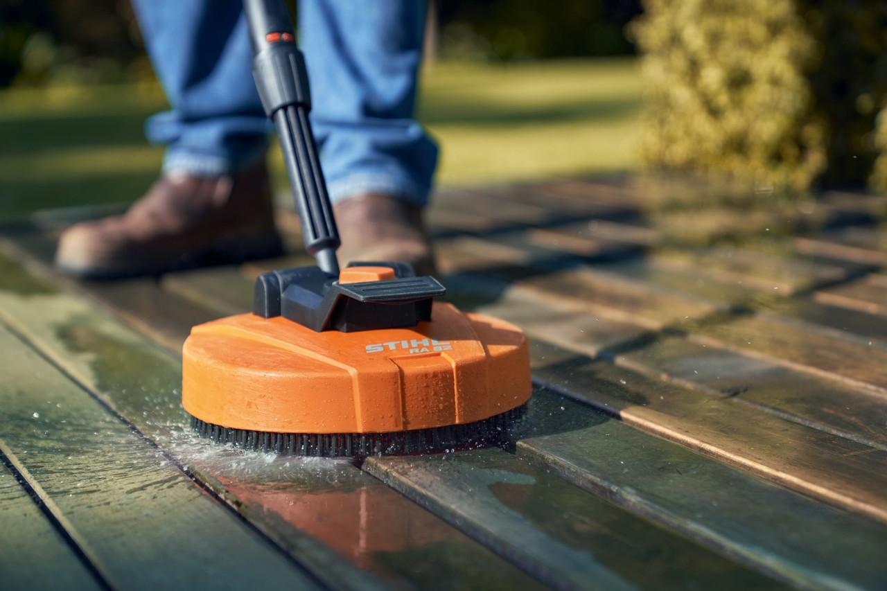 Entretien d’une terrasse en bois à l’aide d’un nettoyeur de surface RA 82 STIHL