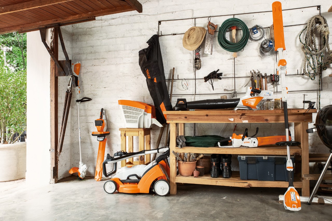 Débroussailleuse STIHL FSA 56 rangée suspendue, avec les taille-haies HSA 56 et HLA 56 et la tondeuse à gazon RMA 339