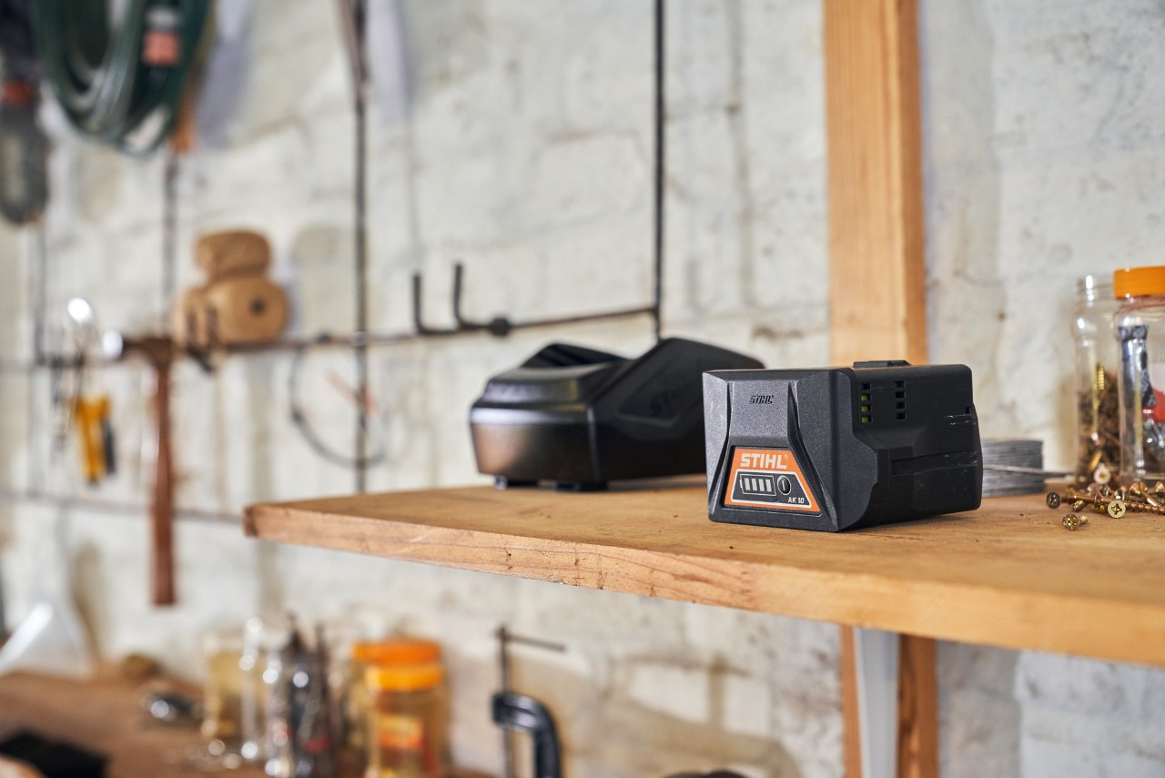 Une batterie lithium et un chargeur stockés sur une étagère