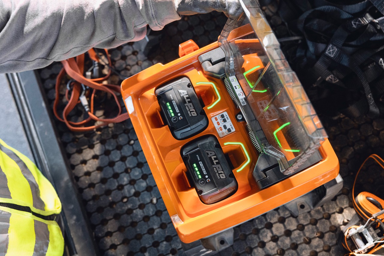 Batteries STIHL ALLPRO 300.0 P (C) entièrement chargées dans le chargeur portable AL 1802 MO