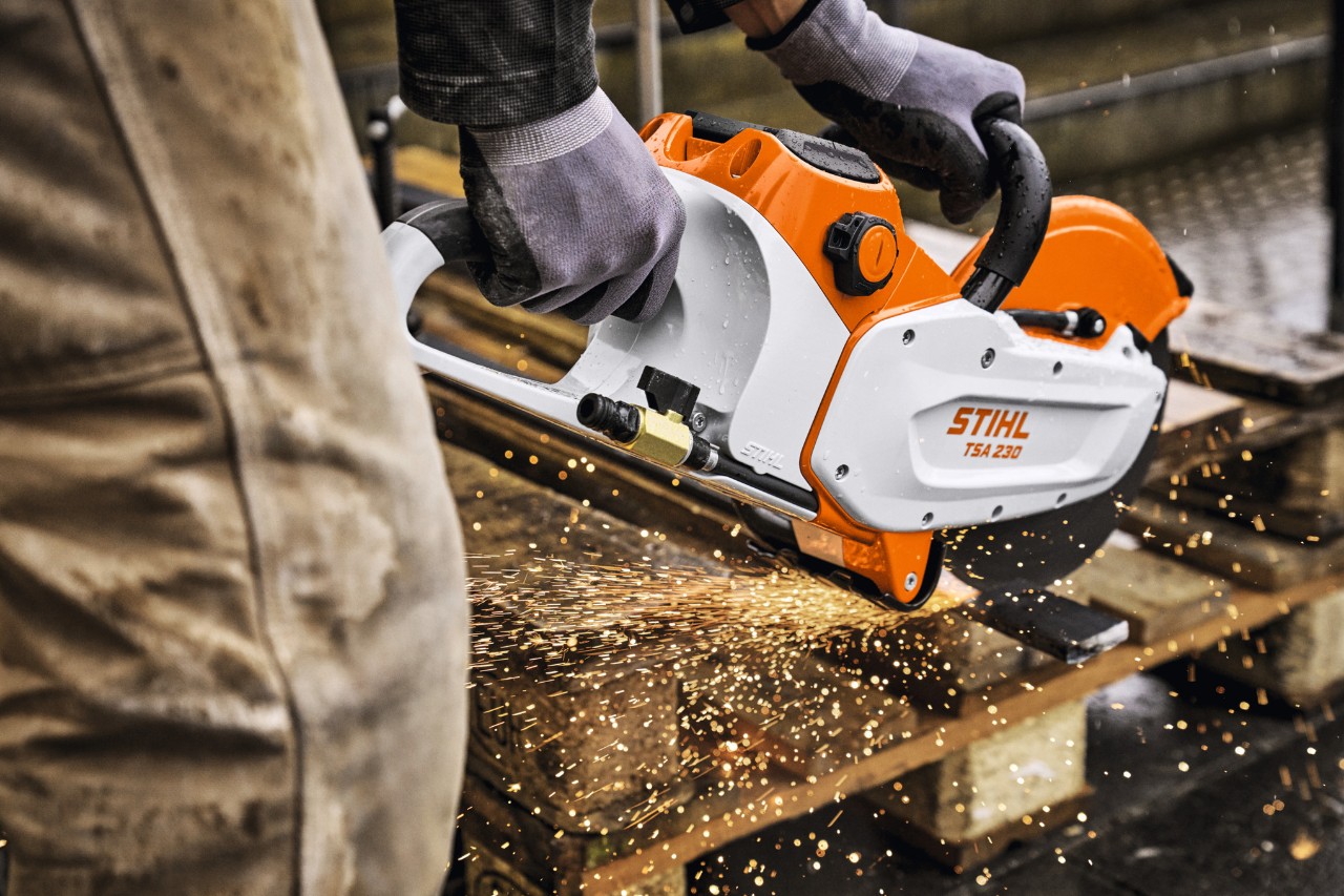 Découpe de métal avec la TSA 230 et la batterie STIHL ALLPRO 300.0 P(C)