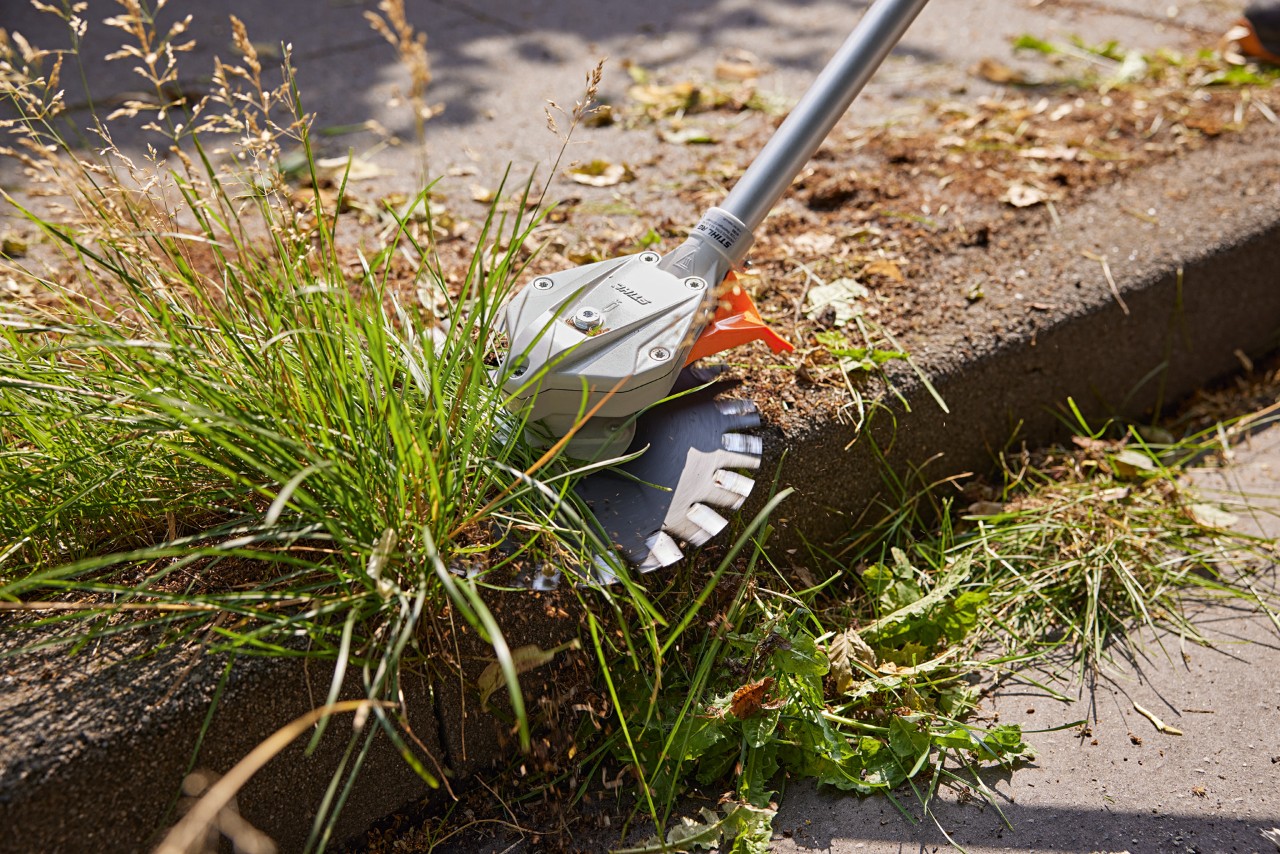 Onkruid wordt gemaaid met de RGA 140 accu onkruidknipper