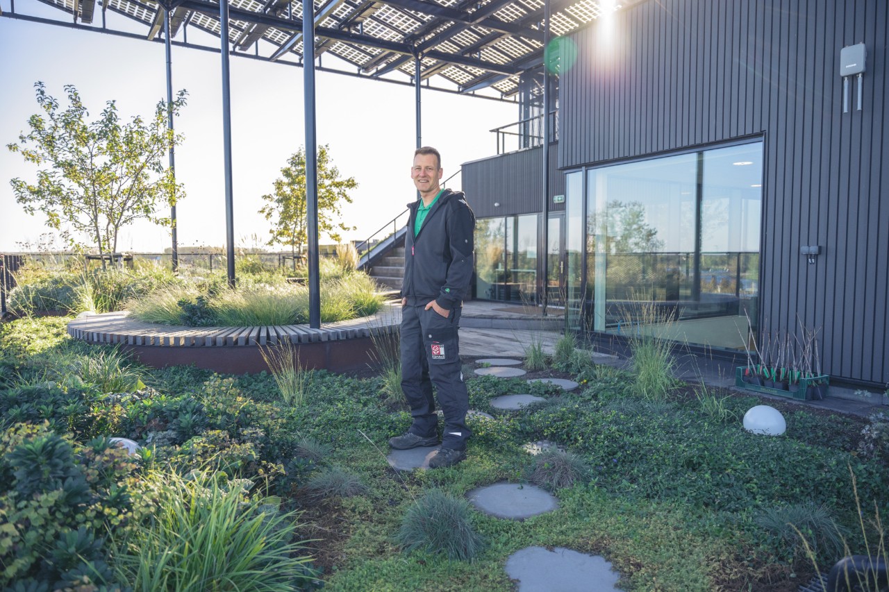 Gert Jansen in de tuin van de Ginkel Groep