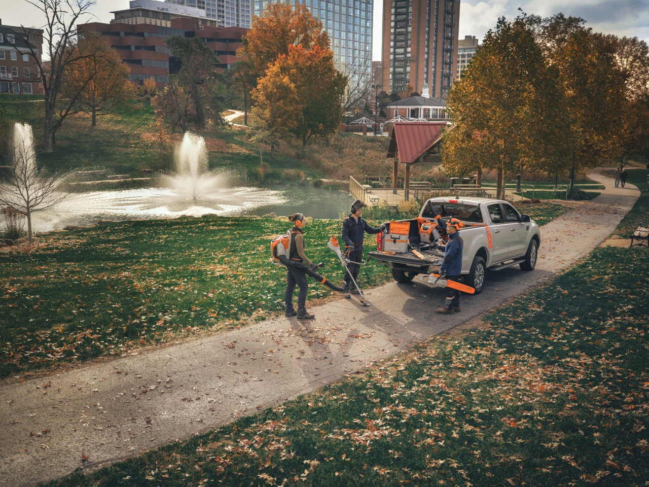 Tuinarchitecten kiezen voor accugereedschap voor hun werkzaamheden in een stadspark