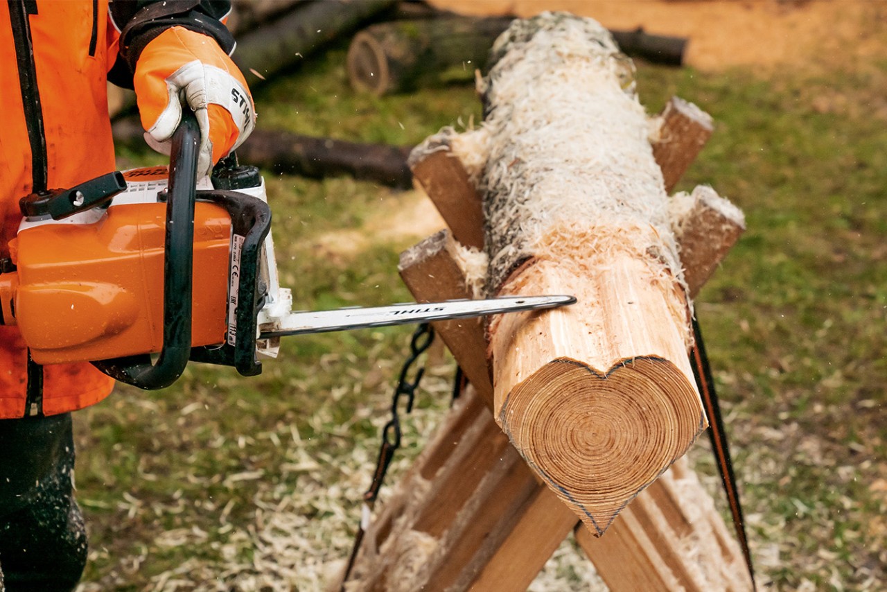 De randen van het houten hart worden gladgemaakt met een STIHL MS 170 benzinekettingzaag