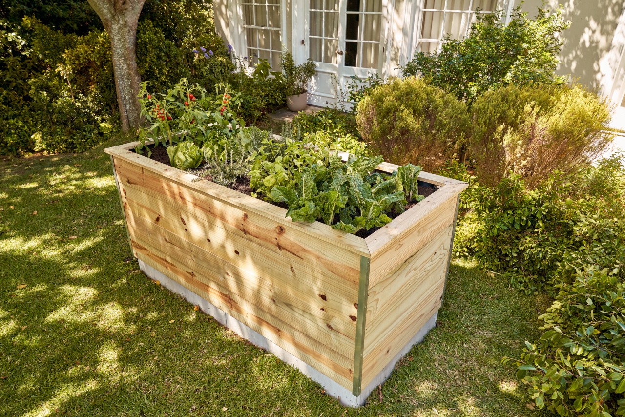Zelfgemaakt verhoogd bed in een tuin