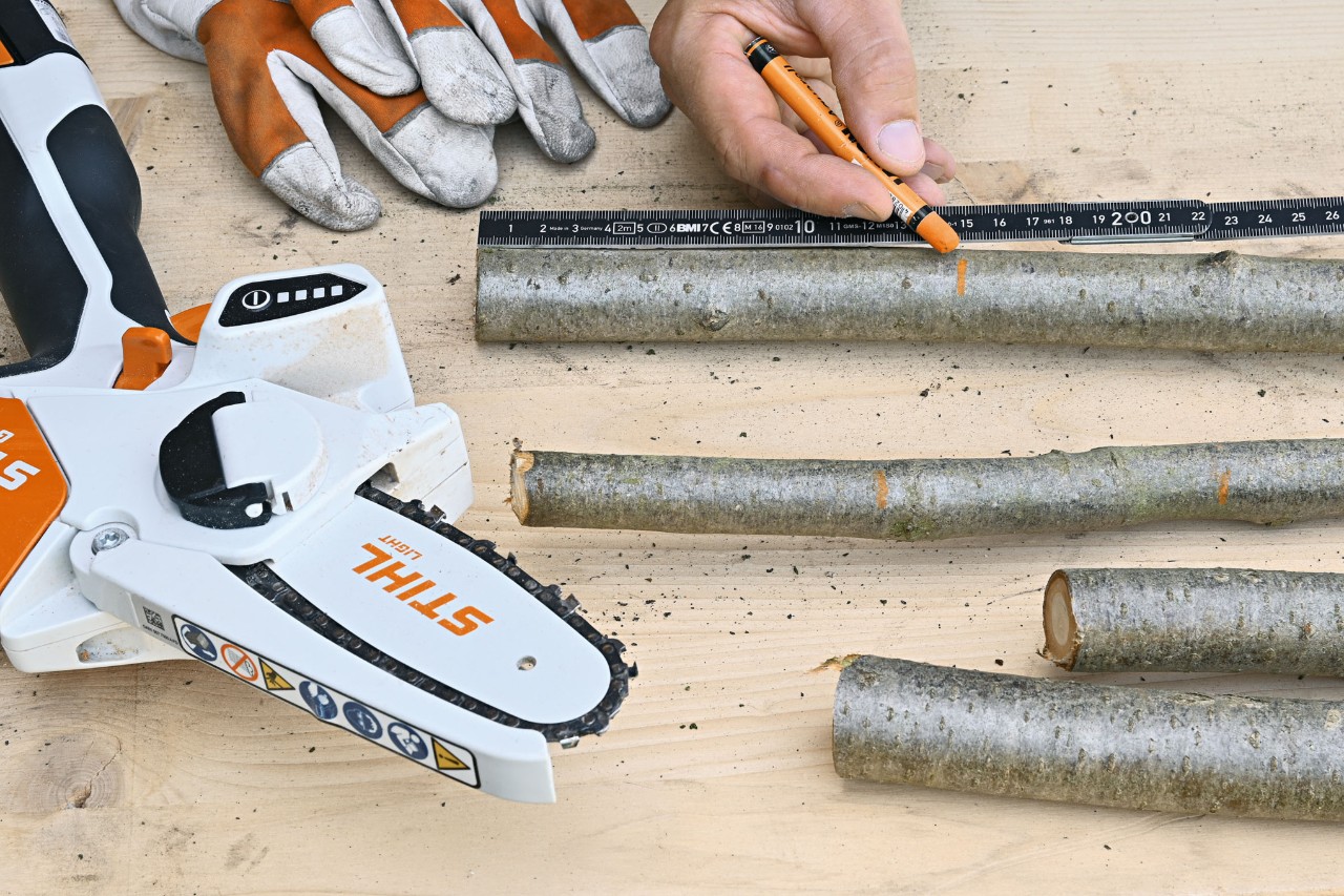 De geschikte lengte van de segmenten wordt op de takken gemarkeerd met een oranje stift.