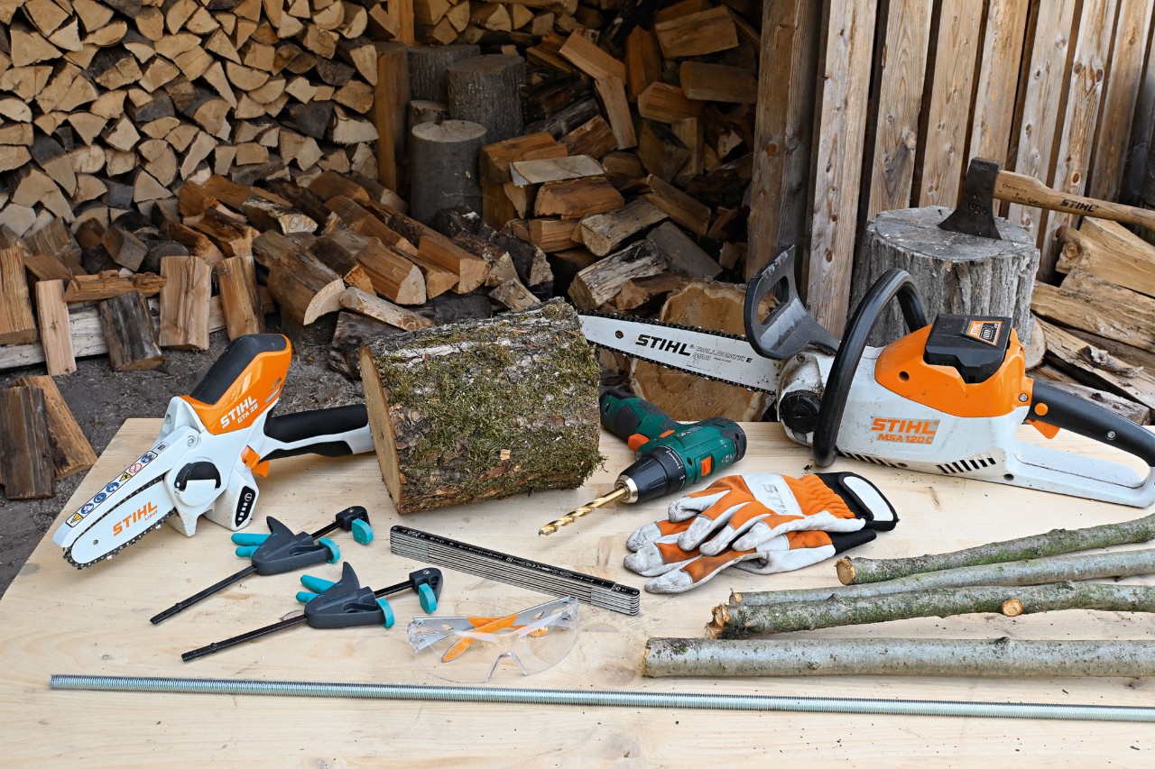 Materiaal en gereedschap om zelf een kerstboom van hout te maken, waaronder de STIHL MSA 120 accukettingzaag.