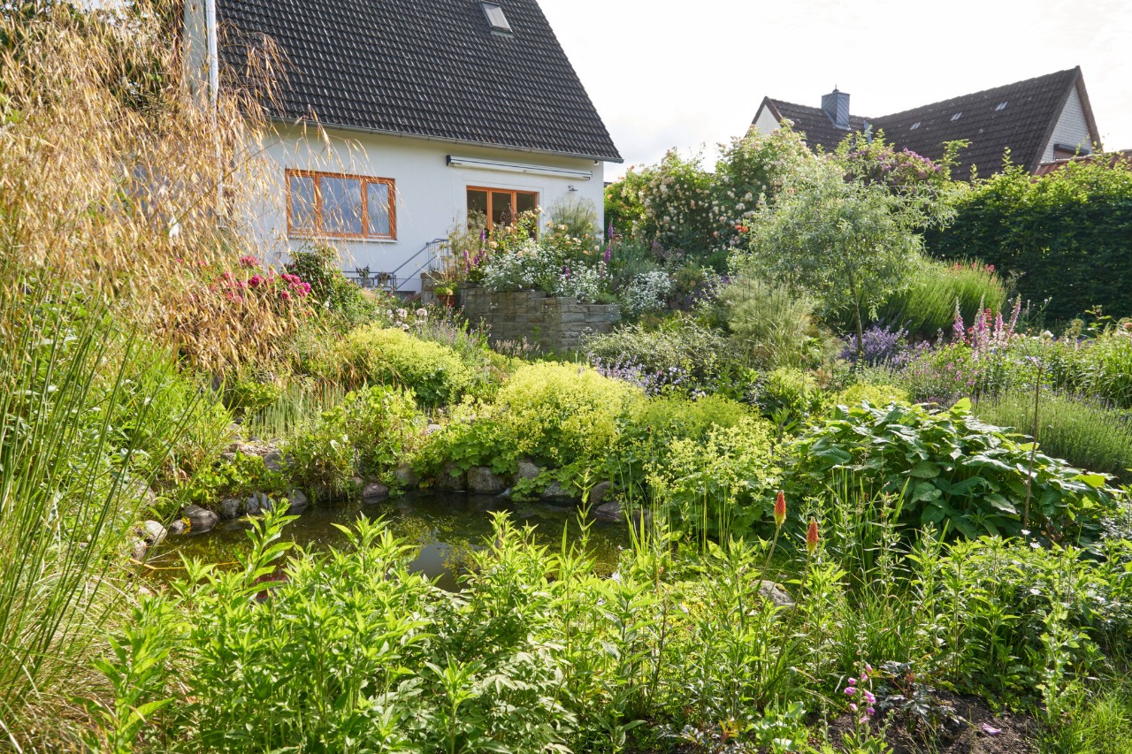 Tuin op een helling met witte huizen op de achtergrond